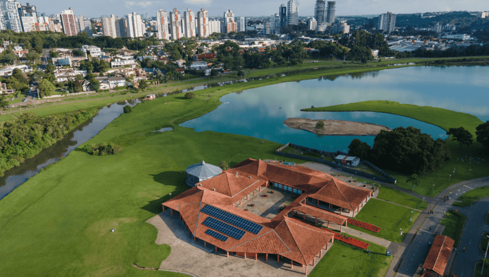 Fotografia aérea do Parque Barigui, no bairro Portão em Curitiba